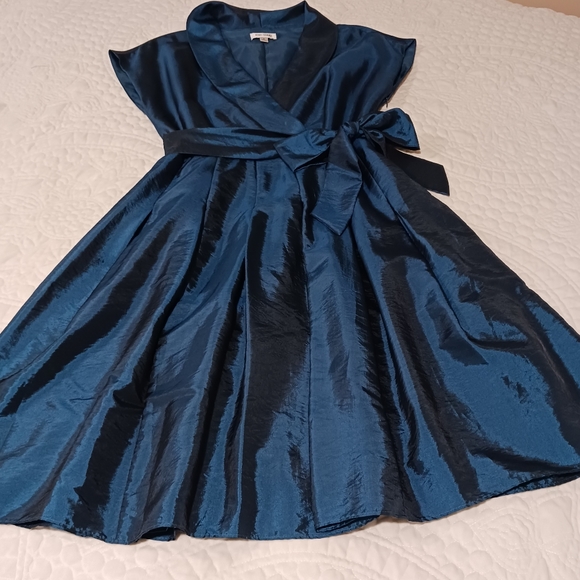 Jones Studio Dresses & Skirts - Jones Studio Taffeta Wrap Dress
